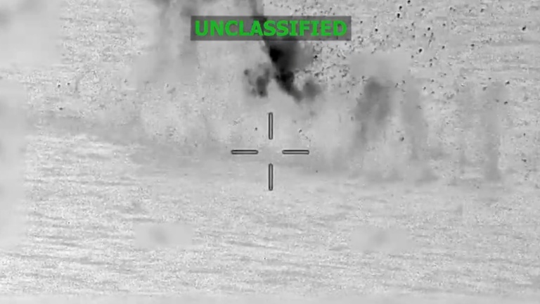 Cette capture d’écran tirée d’une vidéo publiée sur le compte X du Commandement Sud des Etats-Unis (SOUTHCOM) le 29 décembre 2025 montrant une frappe contre un navire, menée sur ordre du ministre américain de la Défense, Pete Hegseth, dans l’océan Pacifique oriental, le 29 décembre 2025