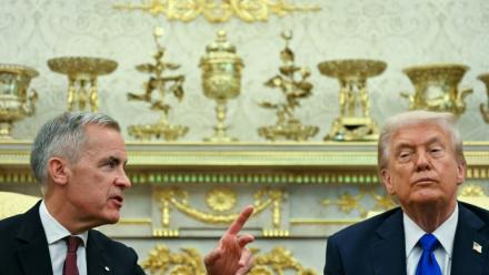 Le président américain Donald Trump (d) et le Premier ministre canadien Mark Carney dans le Bureau ovale de la Maison Blanche, le 7 octobre 2025 à Washington