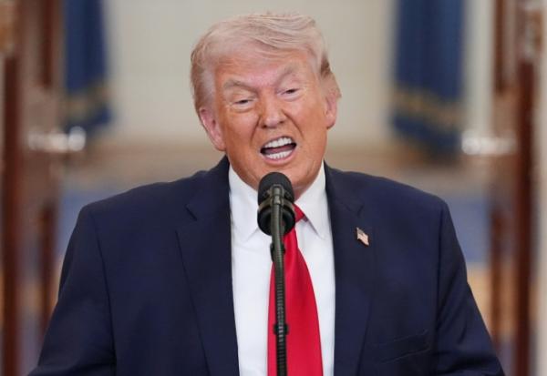 Donald Trump s'adresse aux Américains, le 1er avril 2026 lors d'une allocution à la télévision, à la Maison Blanche à Washington