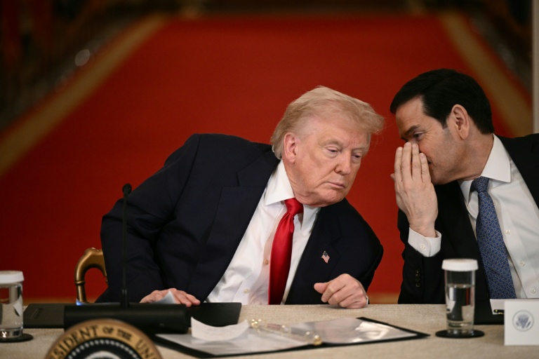Le président américain Donald Trump (G) et le chef de la diplomatie américaine Marco Rubio Marco Rubio, le 6 mars 2026 à Washington 