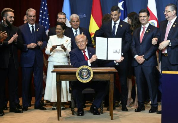 Donald Trump aux côtés de dirigeants d'Amérique latine, le 7 mars 2026 à Doral, en Floride