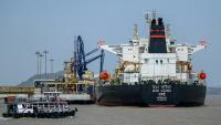 Le Desh Garima, un pétrolier battant pavillon indien transportant du brut qui a transité par le détroit d’Ormuz, est amarré à un terminal de déchargement le long de la côte à Bombay, le 30 avril 2026
