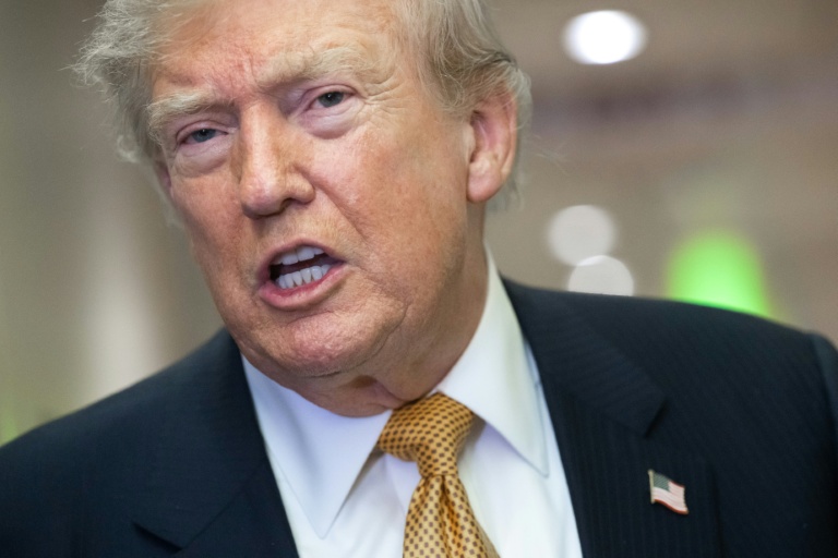 Le président américain Donald Trump parle aux journalistes à bord de l'Air Force One, le 8 juillet 2026