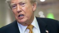 Le président américain Donald Trump parle aux journalistes à bord de l'Air Force One, le 8 juillet 2026