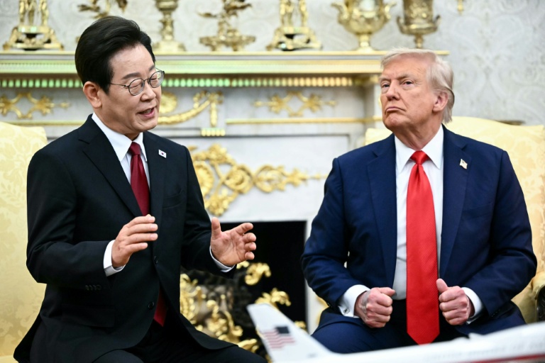 Le président américain Donald Trump avec son homologue sud-coréen Lee Jae Myung dans le Bureau ovale de la Maison-Blanche le 25 août 2025