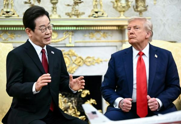 Le président américain Donald Trump avec son homologue sud-coréen Lee Jae Myung dans le Bureau ovale de la Maison-Blanche le 25 août 2025