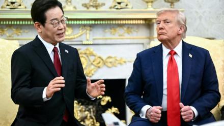 Le président américain Donald Trump avec son homologue sud-coréen Lee Jae Myung dans le Bureau ovale de la Maison-Blanche le 25 août 2025