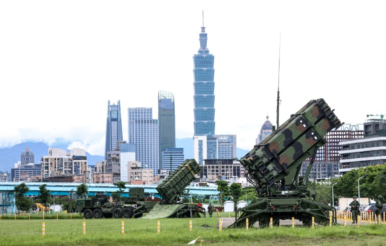 Des systèmes de missiles Patriot de l'armée de l'air déployés dans un parc à Taipei, dans le cadre d'un exercice militaire annuel à Taïwan, le 11 juillet 2025