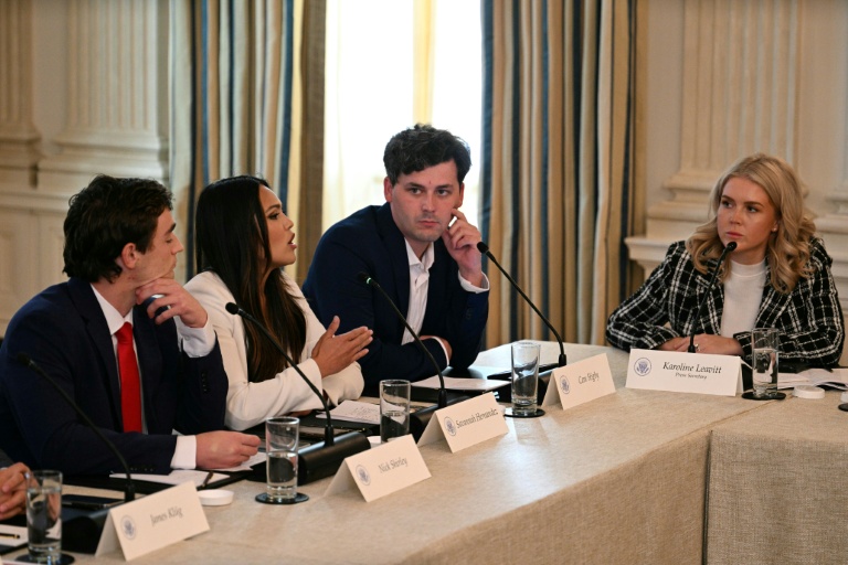 (g-d)Les créateurs de contenus ultraconservateurs Nick Shirley, Savanah Hernandez, Cam Higby et la porte-parole de la Maison Blanche Karoline Leavitt lors d'une réunion sur le mouvement Antifa organisé par le président américain Donald Trump à la Maison Blanche, le 8 octobre 2025 à Washington