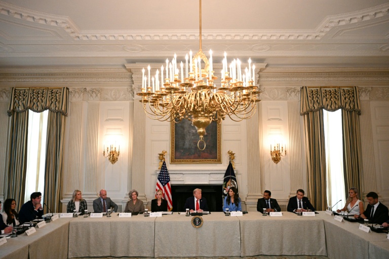 Le président américain Donald Trump lors d'une réunion de commentateurs et créateurs de contenus ultraconservateurs à la Maison Blanche, le 8 octobre 2025 à Washington