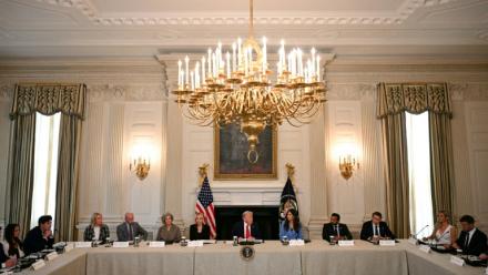 Le président américain Donald Trump lors d'une réunion de commentateurs et créateurs de contenus ultraconservateurs à la Maison Blanche, le 8 octobre 2025 à Washington
