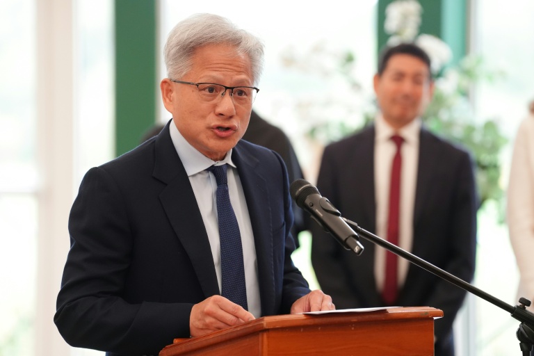 Jensen Huang (g), patron du géant américain des puces Nvidia, fait un discours sur l'intelligence artificielle à Cumnock, en Ecosse, le 17 septembre 2026