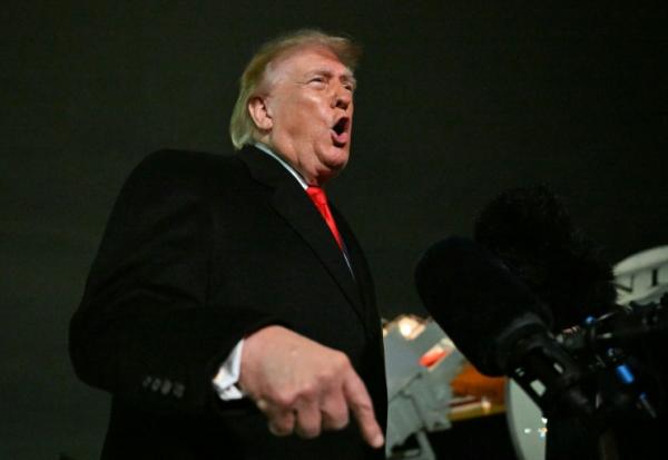 Le président américain Donald Trump s'adresse aux journalistes sur la base aérienne d'Andrews, dans le Maryland, le 10 octobre 2026