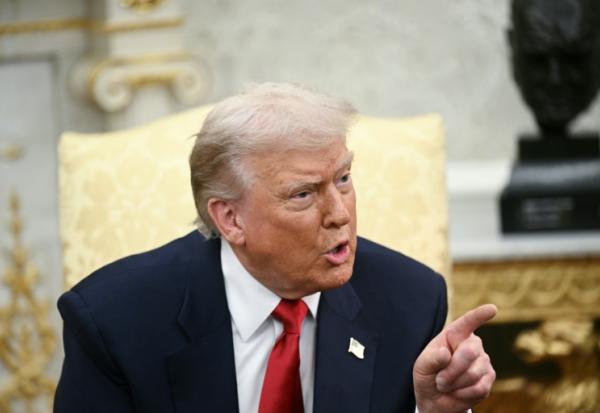 Le président américain Donald Trump parle à la presse au moment de recevoir le prince héritier saoudien, Mohammed ben Salmane dans le Bureau ovale de la Maison Blanche, à Washington, le 18 novembre 2025