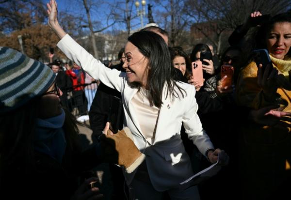 L'opposante vénézuélienne Maria Corina Machado salue des partisans après sa rencontre avec le président américain Donald Trump à la Maison Blanche le 15 janvier 2026