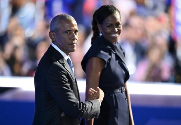 L'ancien président américain Barack Obama et son épouse Michelle Obama, sur la scène de la convention nationale démocrate à Chicago, le 20 août 2024 dans l'Illinois