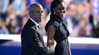 L'ancien président américain Barack Obama et son épouse Michelle Obama, sur la scène de la convention nationale démocrate à Chicago, le 20 août 2024 dans l'Illinois