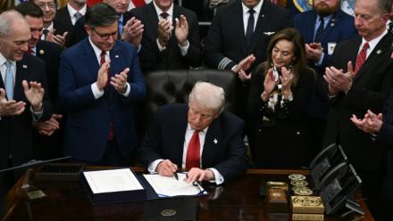 Le président américain Donald Trump signe le texte mettant fin à la plus longue paralysie budgétaire des Etats-Unis dans le Bureau Ovale de la Maison Blanche à Washington, le 12 novembre 2025