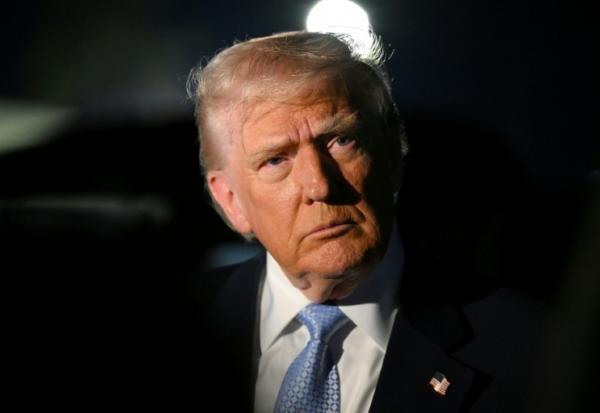 Le président américain Donald Trump s'adresse aux journalistes avant de monter à bord d'Air Force One, le 16 novembre 2025, à l'aéroport international de Palm Beach, en Floride