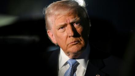 Le président américain Donald Trump s'adresse aux journalistes avant de monter à bord d'Air Force One, le 16 novembre 2025, à l'aéroport international de Palm Beach, en Floride