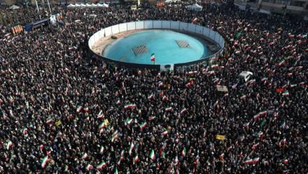 Des drapeaux iraniens et des portraits du nouveau guide suprême iranien, l'ayatollah Mojtaba Khamenei, lors d'un rassemblement de soutien à Téhéran, le 9 mars 2026