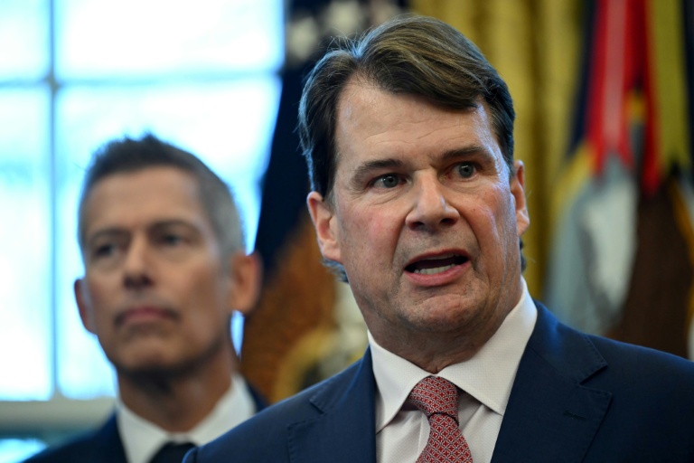 Le patron de Ford Jim Farley dans le Bureau ovale à la Maison blanche, à Washington, reçu avec d'autres dirigeants de l'industrie automobile par Donald Trump, le 3 décembre 2025