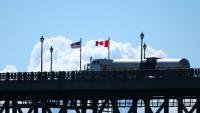 Un camion en provenance des Etats-Unis traverse le pont de la Paix pour entrer au Canada, le 18 août 2026 à Fort Erie, en Ontario