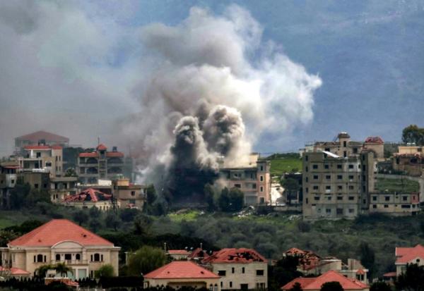 Frappe aérienne israélienne sur le village de Khiam, dans le sud du Liban, près de la frontière avec Israël, vue depuis la ville voisine de Marjayoun, le 16 mars 2026