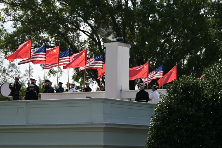 Des membres de la garde d'honneur de l'armée américaine portent les drapeaux des États-Unis et de la Chine lors d'une répétition avant la visite du président chinois Xi Jinping à la Maison Blanche, le 19 septembre 2026 à Washington