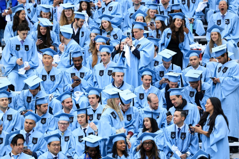 Des étudiants attendent le début de la cérémonie de remise des diplômes à l'Université Columbia? à New York? le 21 mai 2025