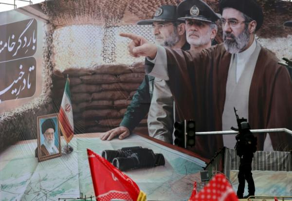 Un portrait géant du nouveau guide suprême iranien Mojtaba Khamenei à Téhéran, le 13 mars 2026