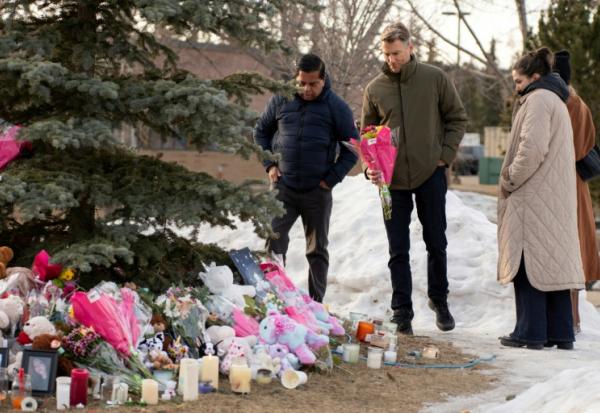 Des Canadiens amènent des fleurs à Tumbler Ridge, Canada, le 12 février 2026