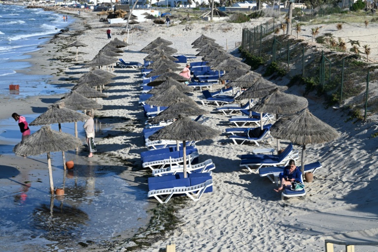 Des touristes européens profitent de la plage à Djerba, en Tunisie, le 2 mai 2026

