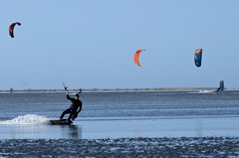Des touristes font du kitesurf à Djerba, en Tunisie, le 5 mai 2026

