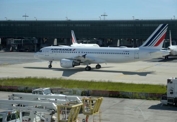 Un Airbus A320 sur le tarmac de l'aéroport Paris-Charles de Gaulle le 12 mai 2020