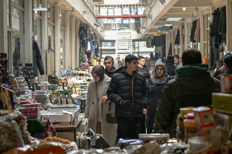 Des passants dans le passage du marché iranien à Van, en Turquie, le 2 février 2026. 