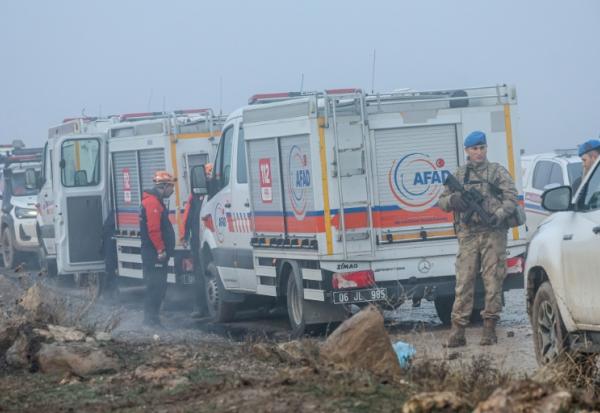 Opérations de recherche et de sauvetage sur le site du crash d'un avion à destination de la Libye, transportant le chef d'état-major libyen, le général Mohamed Al-Haddad, retrouvé à 2 kilomètres au sud du village de Kesikkavak, près d'Ankara, le 24 décembre 2025 en Turquie