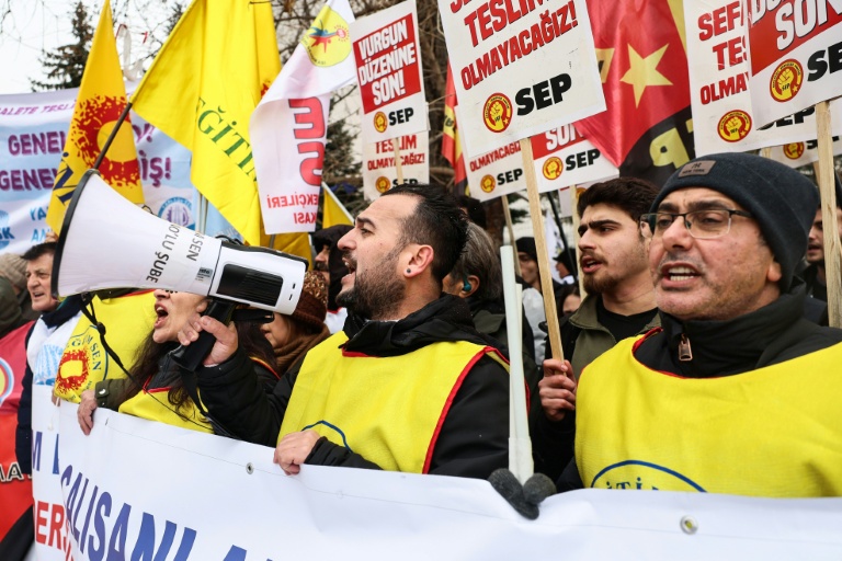 Manifestation de fonctionnaires pour réclamer de nouvelles hausses de salaires face à l'inflation, le 14 janvier 2026 à Ankara, en Turquie