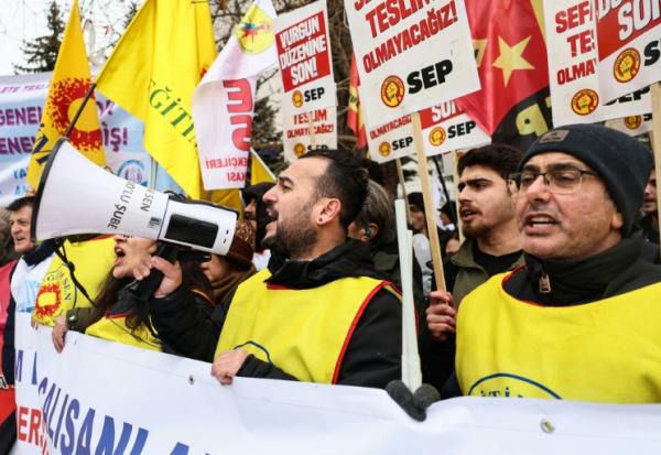 Manifestation de fonctionnaires pour réclamer de nouvelles hausses de salaires face à l'inflation, le 14 janvier 2026 à Ankara, en Turquie