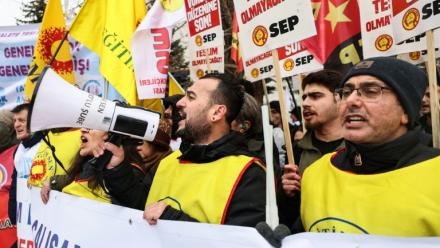 Manifestation de fonctionnaires pour réclamer de nouvelles hausses de salaires face à l'inflation, le 14 janvier 2026 à Ankara, en Turquie
