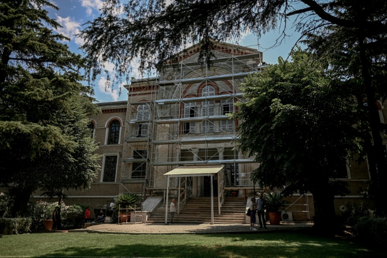 Un échafaudage sur la façade  du séminaire de Halki, ouvert au milieu du XIXe siècle, qui fut la principale école de théologie de l'Église orthodoxe orientale jusqu'à sa fermeture en 1971, le 2 juillet 2026 à Heybeliada, au large d'Istanbul