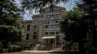 Un échafaudage sur la façade  du séminaire de Halki, ouvert au milieu du XIXe siècle, qui fut la principale école de théologie de l'Église orthodoxe orientale jusqu'à sa fermeture en 1971, le 2 juillet 2026 à Heybeliada, au large d'Istanbul