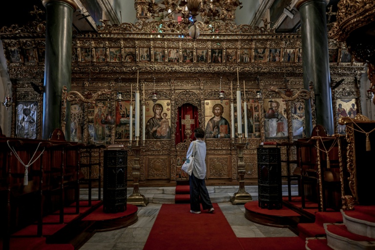 Une femme visite l'église du séminaire de Halki, ouvert au milieu du XIXe siècle et qui fut la principale école de théologie de l'Église orthodoxe orientale jusqu'à sa fermeture en 1971, le 2 juillet 2026 à Heybeliada, au large d'Istanbul

