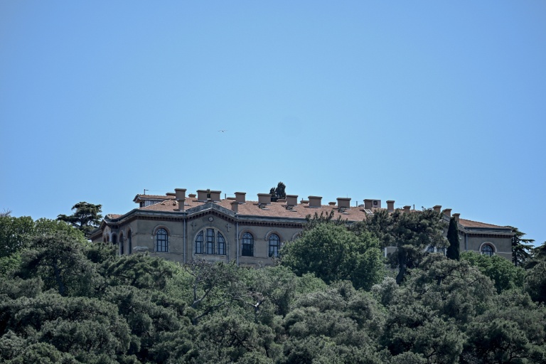 Vue du séminaire de Halki, ouvert au milieu du XIXe siècle et qui fut la principale école de théologie de l'Église orthodoxe orientale jusqu'à sa fermeture en 1971, le 2 juillet 2026 à Heybeliada, au large d'Istanbul