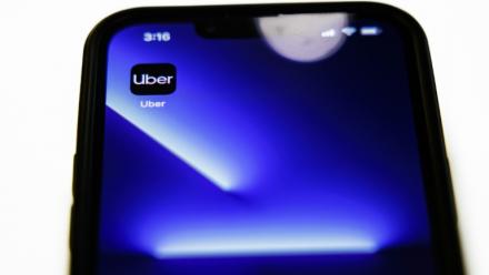 Uber a dévoilé mercredi une nouvelle fonctionnalité permettant de réserver une chambre d'hôtel directement depuis son application, illustration d'un mouvement vers le modèle chinois des applis à tout faire