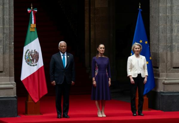 La présidente du Mexique, Claudia Sheinbaum (au centre), le président du Conseil européen, Antonio Costa (à gauche), et la présidente de la Commission européenne, Ursula von der Leyen, au Palais national, à Mexico, le 22 mai 2026