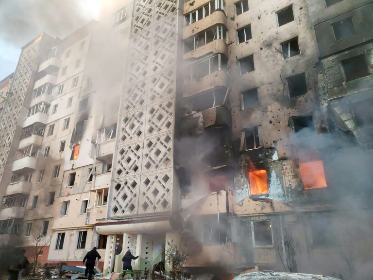 Des immeubles résidentiels de Ternopil touchés par des frappes russes sur cette ville de l'ouest de l'Ukraine, sur une photo du compte  Telegram du président ukrainien Volodymyr Zelensky du 19 novembre 2025 
