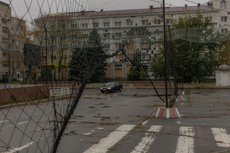 Une voiture dans une rue où des filets antidrones ont été disposés, le 30 octobre 2026 à Kherson, dans le sud de l'Ukraine 
