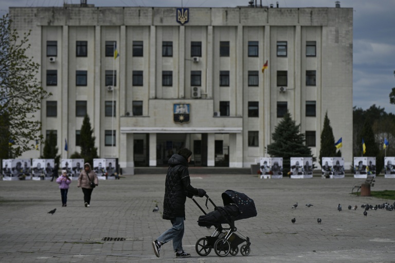 Des habitants dans le centre de Slavoutytch, dans le nord de l'Ukraine, le 25 avril 2026 