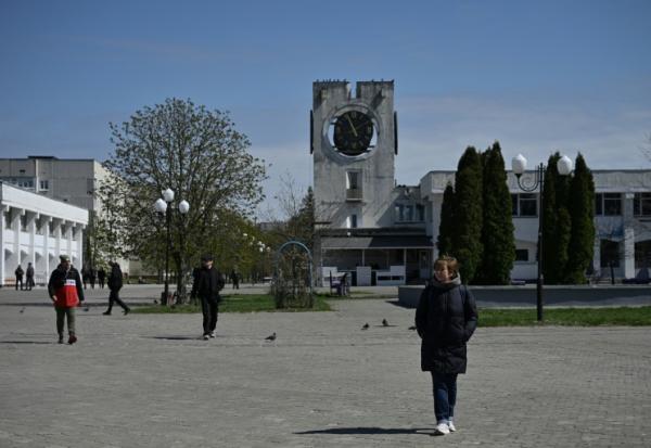 Des habitants de la ville de Slavoutytch dans le nord de l'Ukraine, le 25 avril 2026 